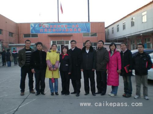 王炎（左三）与校领导及老师和优秀学员合影留念