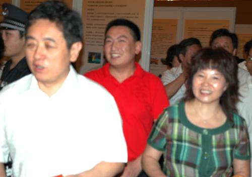 财科校长周海仙（右）陪同北京市副市长丁向阳（左）与参观财科展区