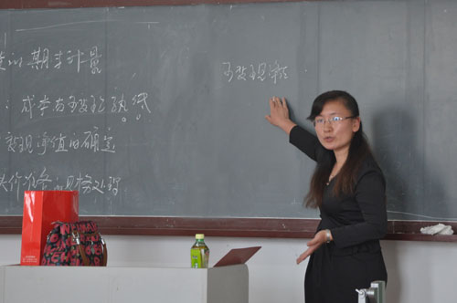 樊银凤老师正在讲课