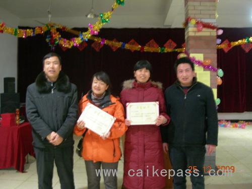 周鹏副校长、刘洪亮副校长为张巧红与管仁梅颁奖