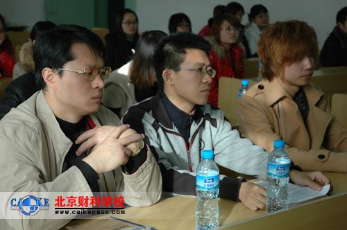 新学员认真听取老师的教学安排